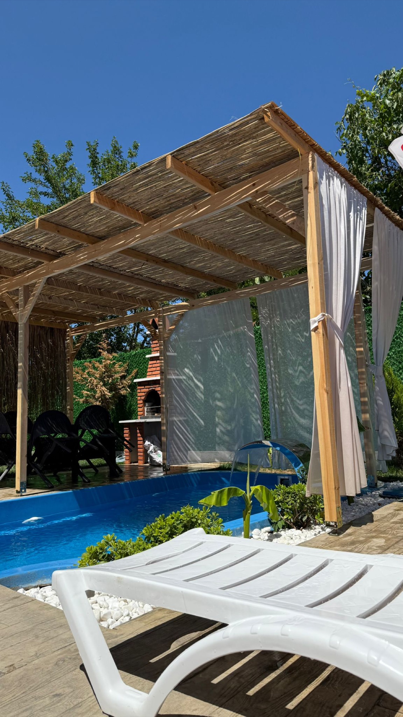 Bungalov Bahçe Alanı - Havuz ve Şezlonglar