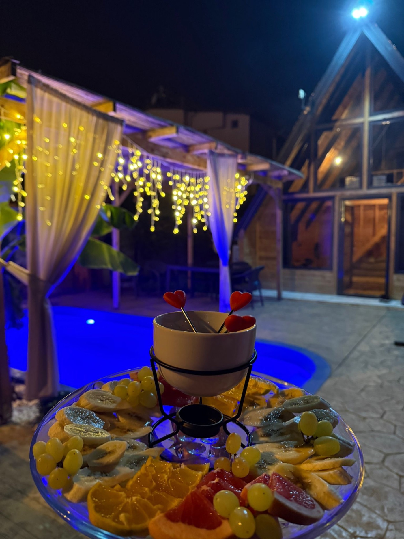 Dereköy Bungalov Gece Havuz Başı - Romantik Dekorasyon