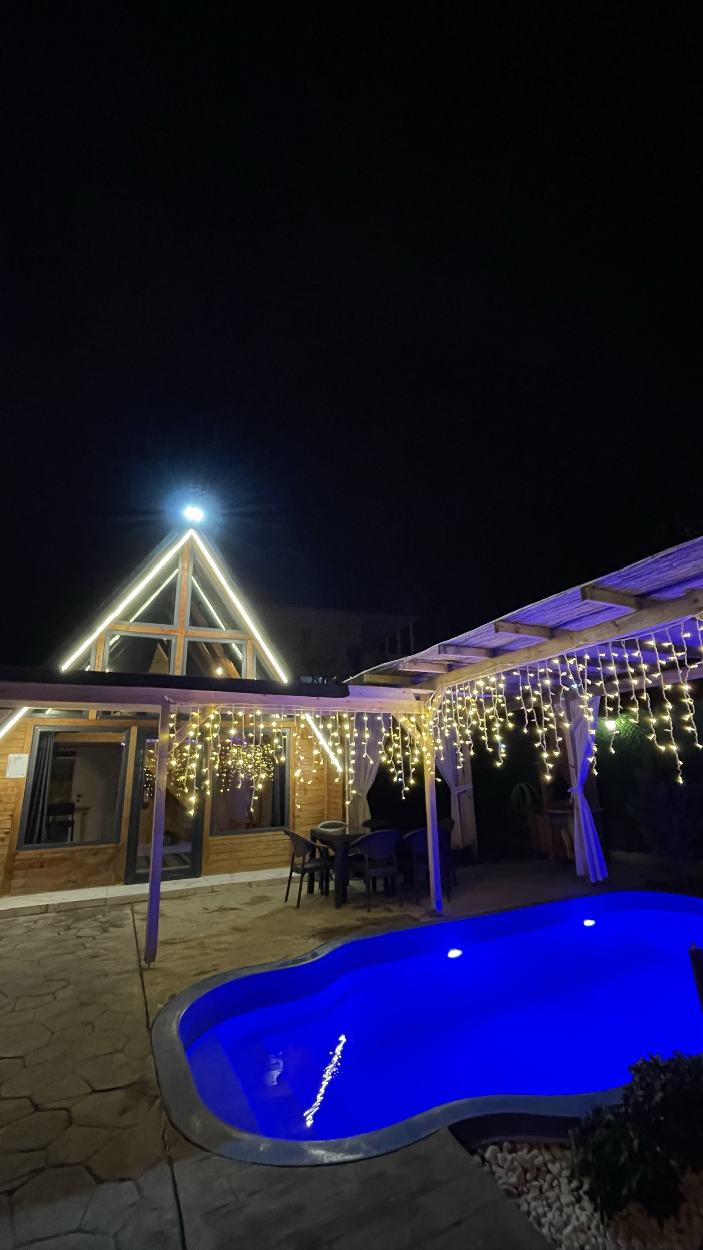 Samsun Yakamoz Bungalov Gece Görünümü - Havuz ve Işık Süslemeleri